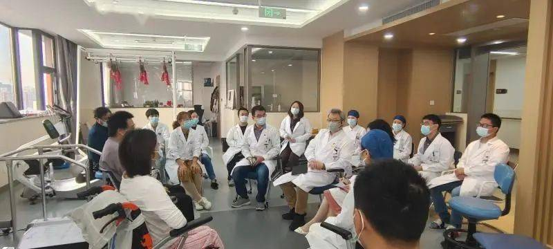 4位患者的自述:选择干细胞治疗脊髓损伤的心路历程与效果体验 3 上海市同济医院程黎明教授主持“护心康髓”小组讨论 ——与神经干细胞移植治疗脊髓损伤受试者面对面