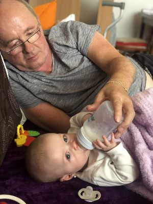 3位中风患者亲述:干细胞治疗中风后的真实改变与心路历程 9 露西·皮诺瓦父亲与她的新生女儿