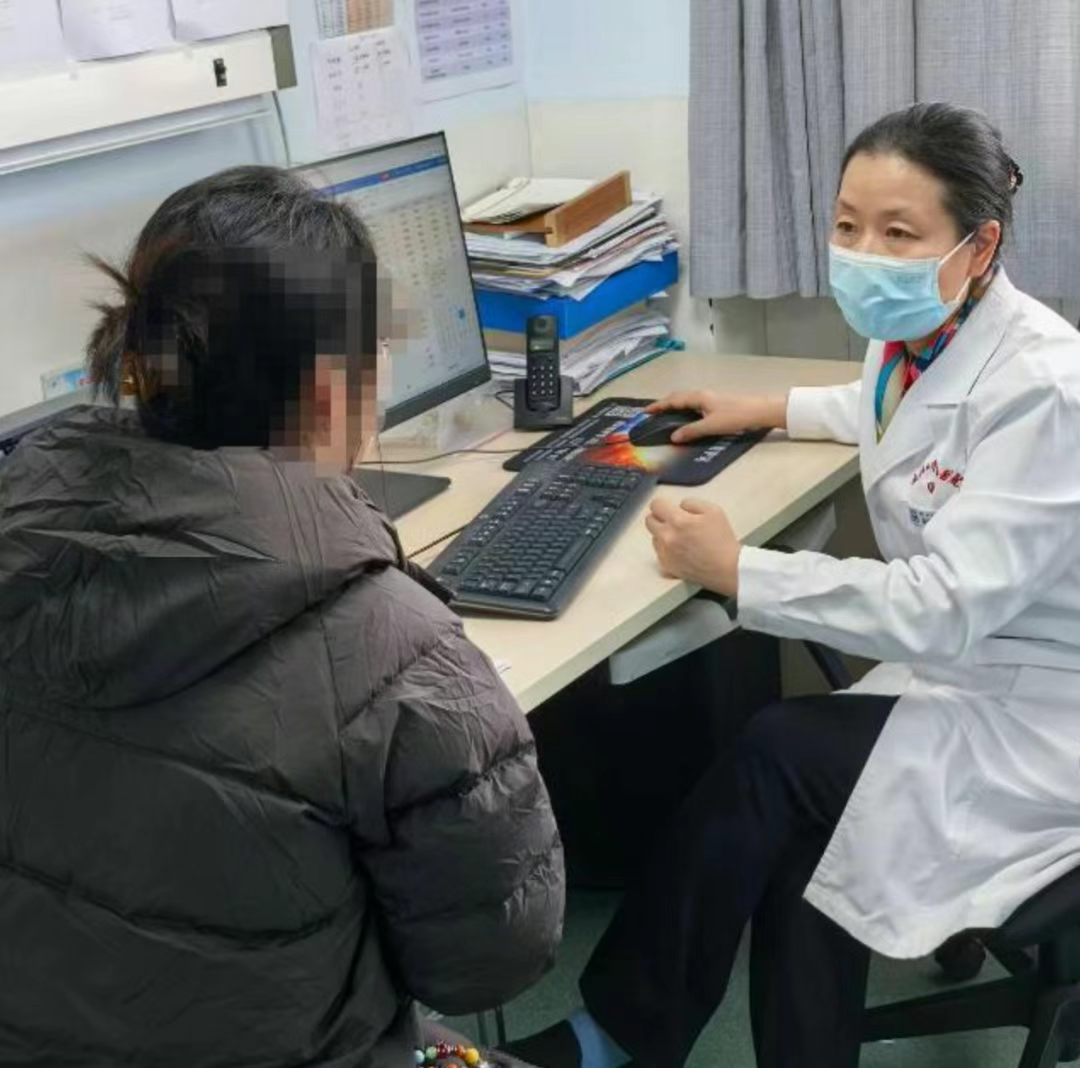 血液内科主任周芙玲坐诊中