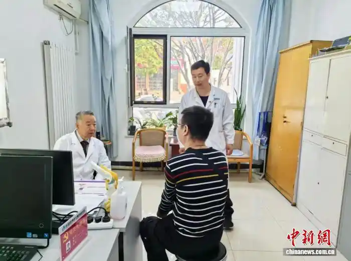 黄红云教授随访治疗患者。应急管理部北戴河康复院供图